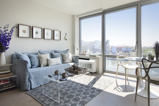 Bathe your custom designed apartment in natural light with floor-to-ceiling windows. Enjoy sweeping views of the Hudson River, Roosevelt Island parks and the Queensboro Bridge.