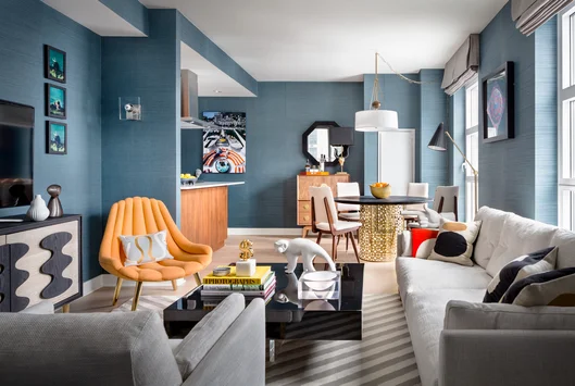 Enjoy sweeping views of the High Line, the Empire State Building, Tribeca, and the Hudson River through floor-to-ceiling windows.