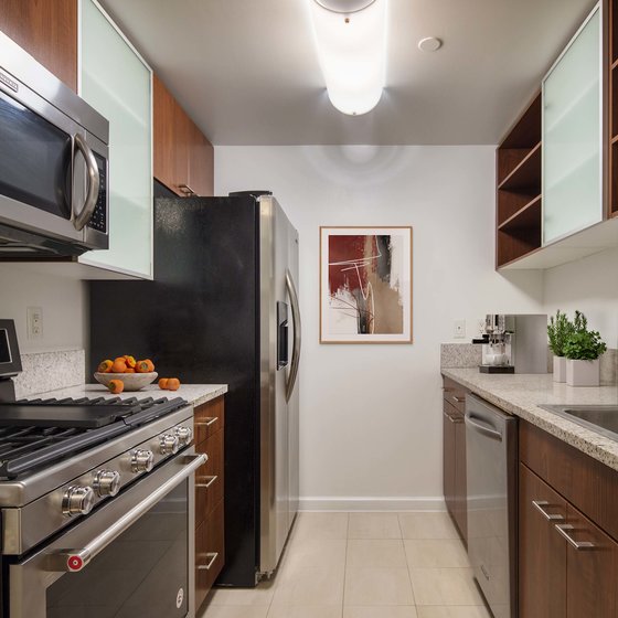 https://www.relatedrentals.com/sites/default/files/styles/image_gallery_medium/public/2022-11/Tate-Studio-Kitchen_staged_by_roomroom.jpg?h=9d58e190&itok=TCiOXMP0