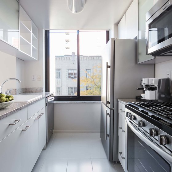 https://www.relatedrentals.com/sites/default/files/styles/image_gallery_medium/public/2022-11/Westminster-2Bedroom-Kitchen_staged_by_roomroom_16.jpg?h=2404059b&itok=t5-XL6h6