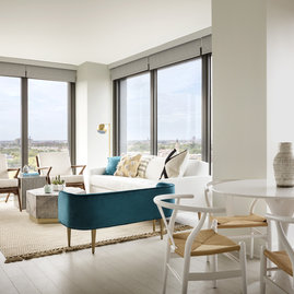 9 ft. ceilings with floor-to-ceiling, high performance windows featuring spectacular views of the Chicago skyline and West Loop.