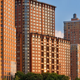 Located at the edge of the Hudson River, the bright and expansive homes at Tribeca Park offer the best waterfront living experience available in New York City. 