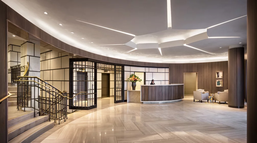 24-hour concierge and luxurious finishes of marble and bronzed metal.
