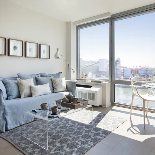 Enjoy sweeping views of the Hudson River, Roosevelt Island parks and the Queensboro Bridge.