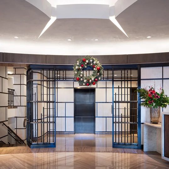 24-hour concierge and luxurious finishes of marble and bronzed metal.