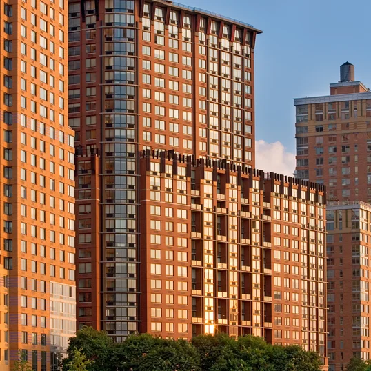 Located at the edge of the Hudson River, the bright and expansive homes at Tribeca Park offer the best waterfront living experience available in New York City. 